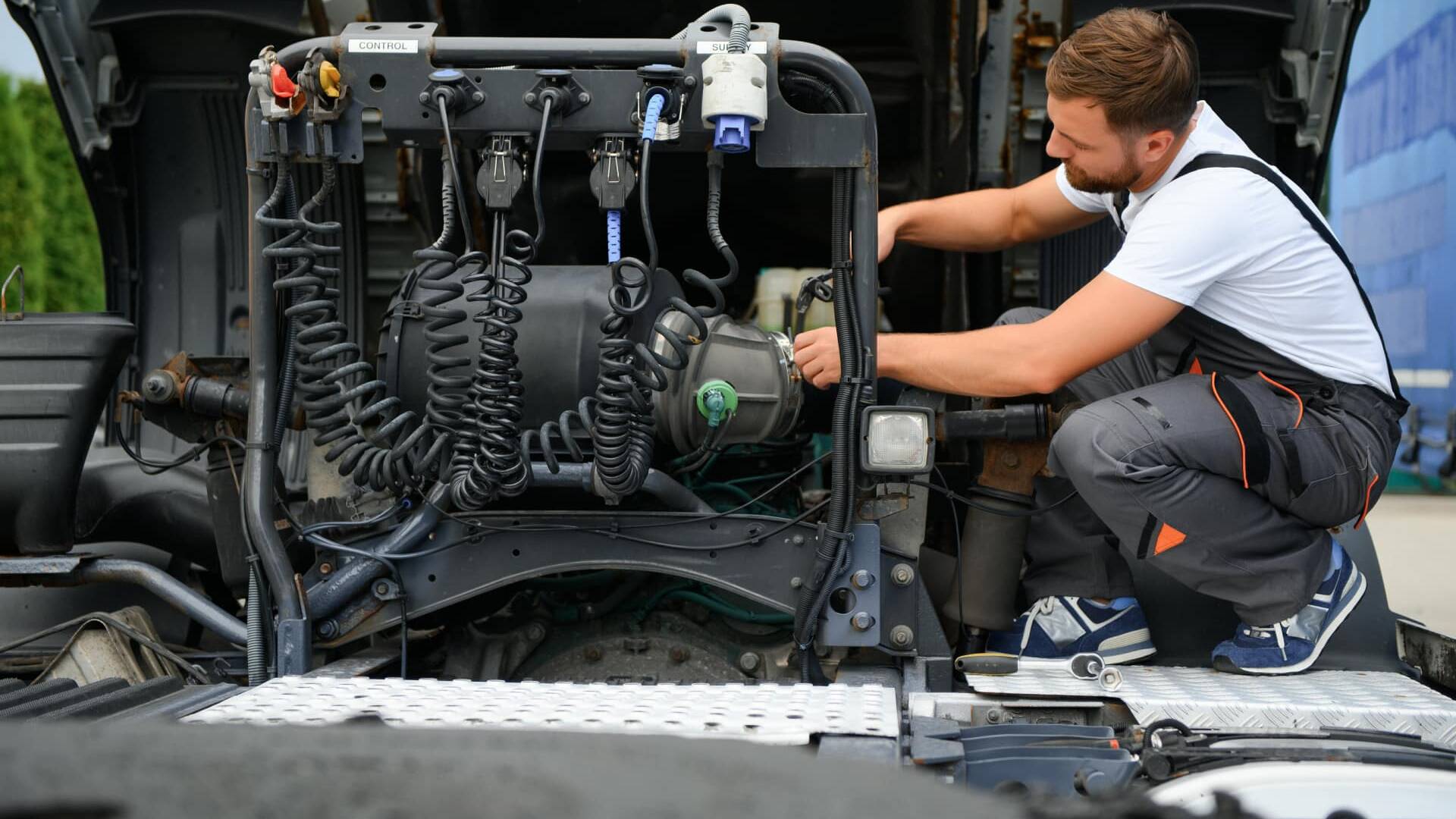 Approfondimento su manutenzione e riparazione dei sistemi elettrici ed elettronici nei veicoli commerciali, fondamentali per il massimo della sicurezza