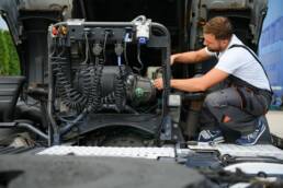 Approfondimento su manutenzione e riparazione dei sistemi elettrici ed elettronici nei veicoli commerciali, fondamentali per il massimo della sicurezza