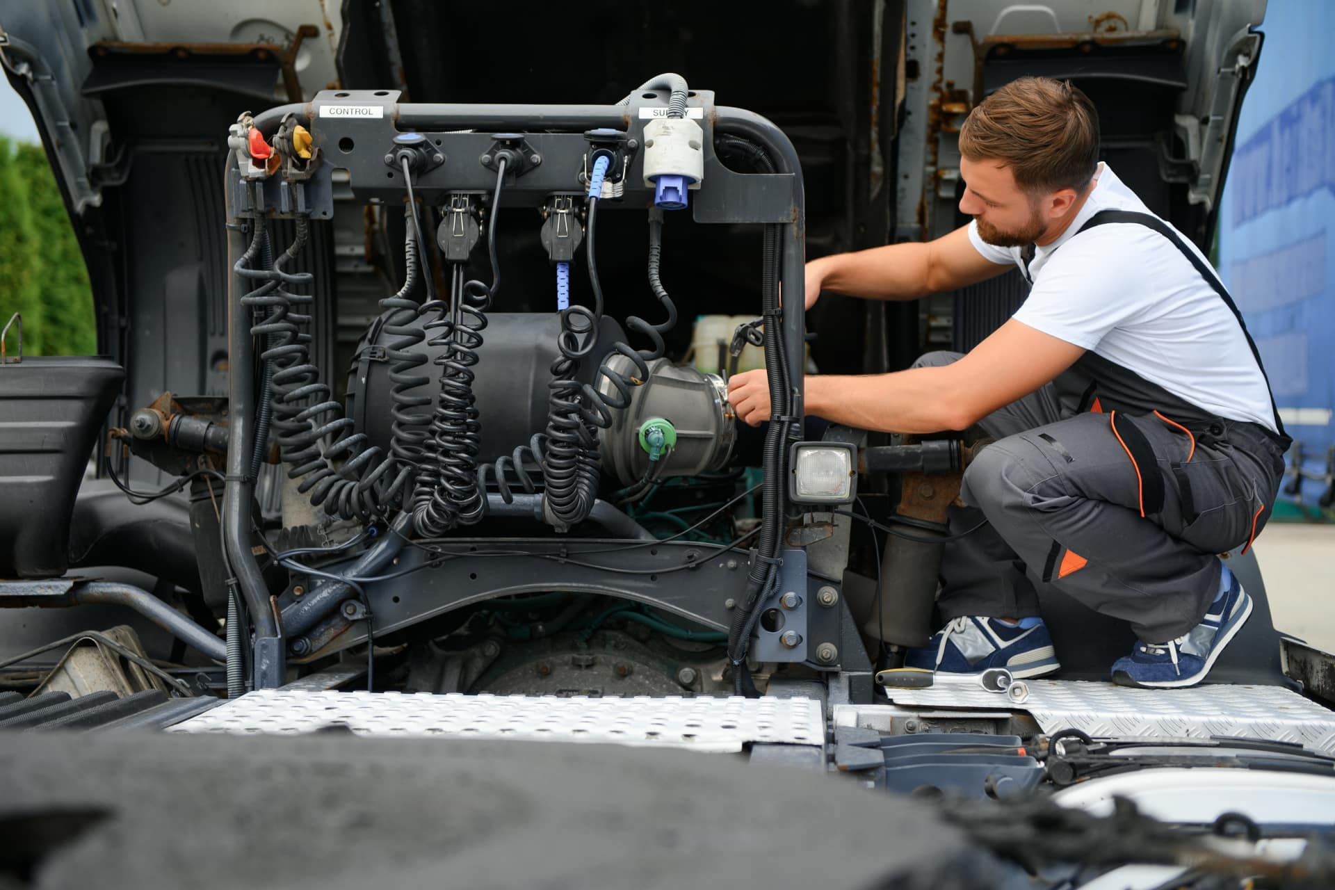 Approfondimento su manutenzione e riparazione dei sistemi elettrici ed elettronici nei veicoli commerciali, fondamentali per il massimo della sicurezza