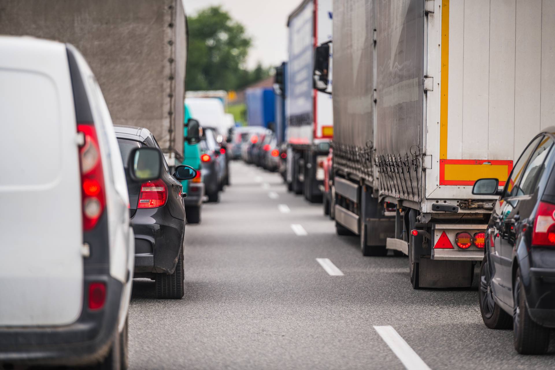 Quali sono gli adattamenti delle infrastrutture indispensabili per la gestione efficiente del traffico di veicoli commerciali pesanti