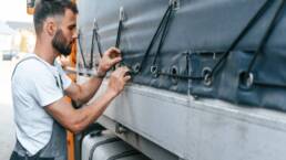 Strategie e tecniche per migliorare la sicurezza del carico nei trasporti pesanti, riducendo il rischio di incidenti