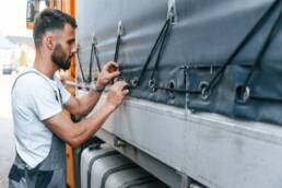 Strategie e tecniche per migliorare la sicurezza del carico nei trasporti pesanti, riducendo il rischio di incidenti