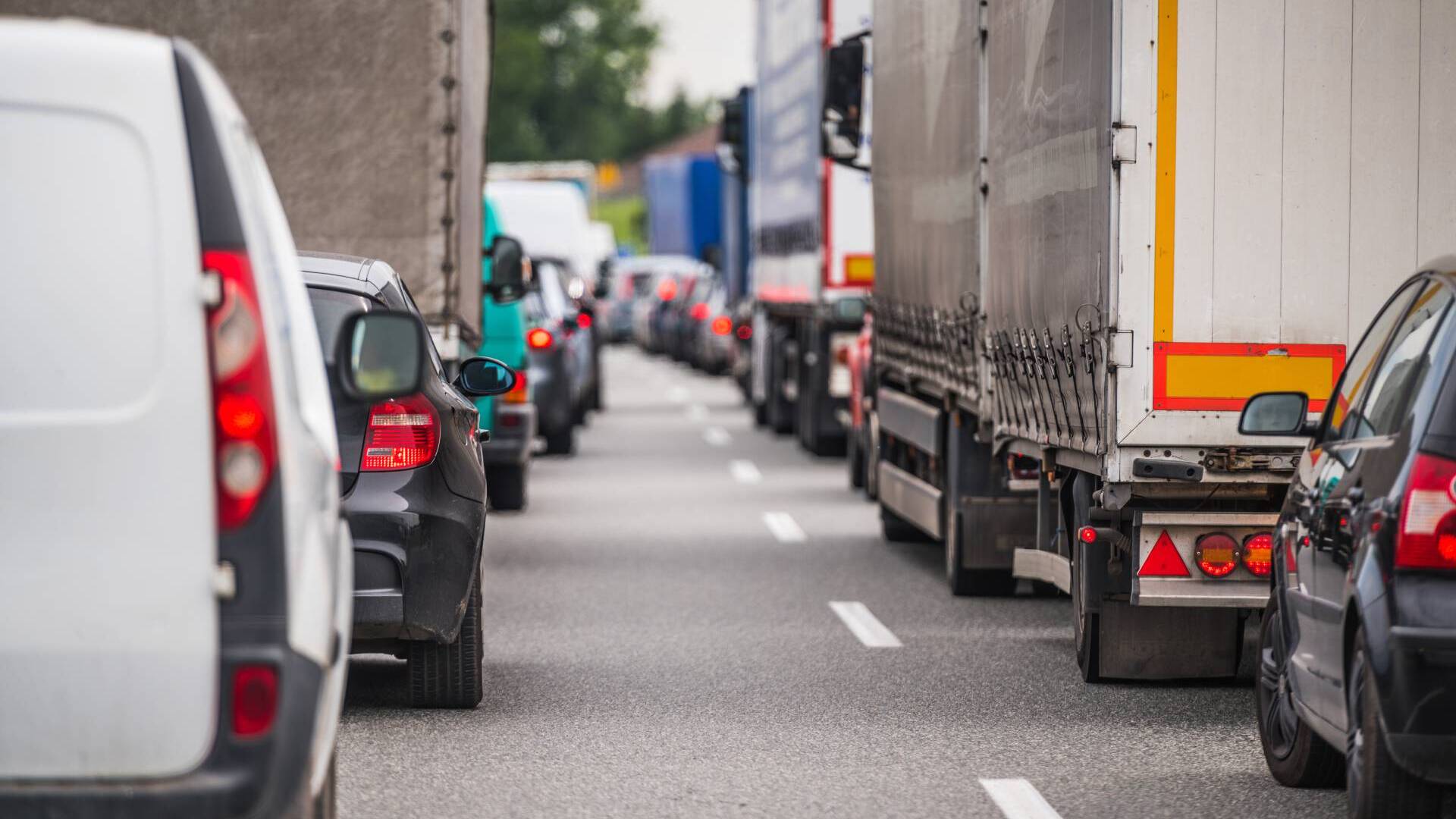 quali sono le strategie efficaci per la gestione del traffico in zone industriali di veicoli commerciali