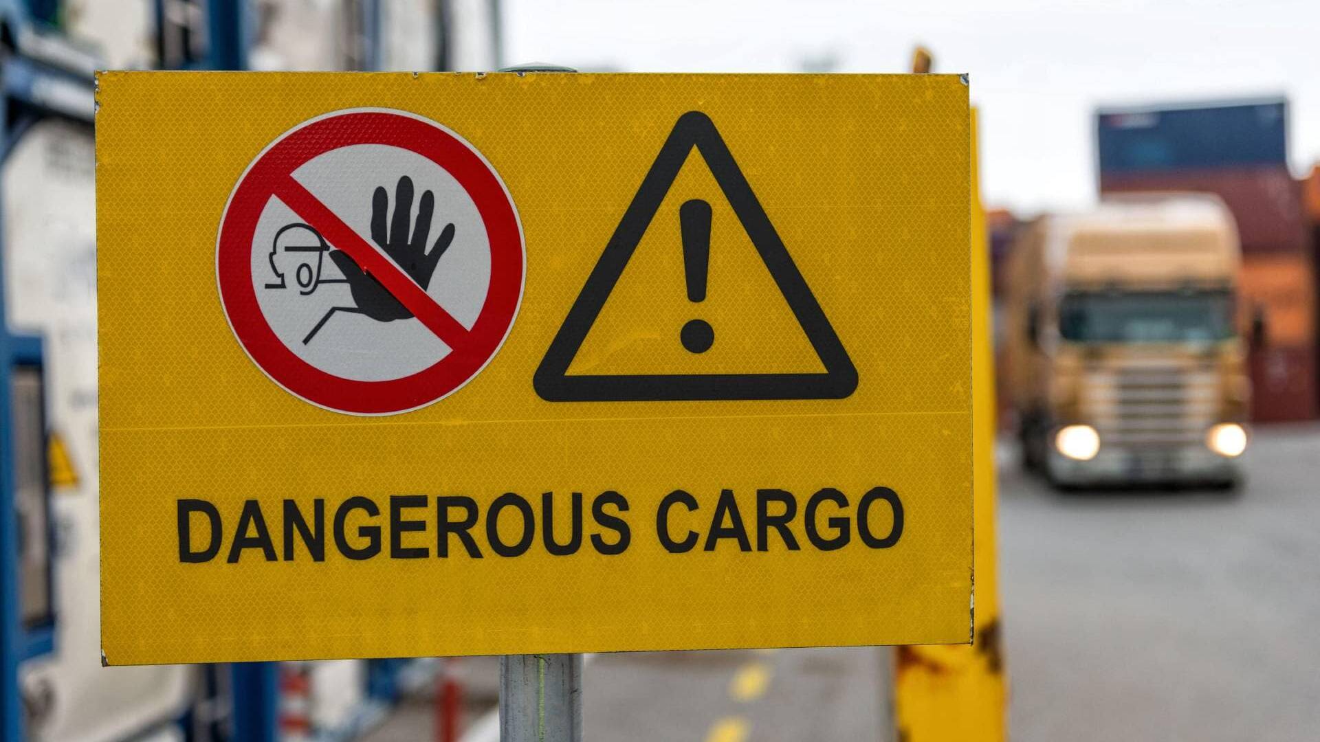 Analisi delle normative e delle pratiche di sicurezza relative al trasporto merci pericolose con veicoli commerciali