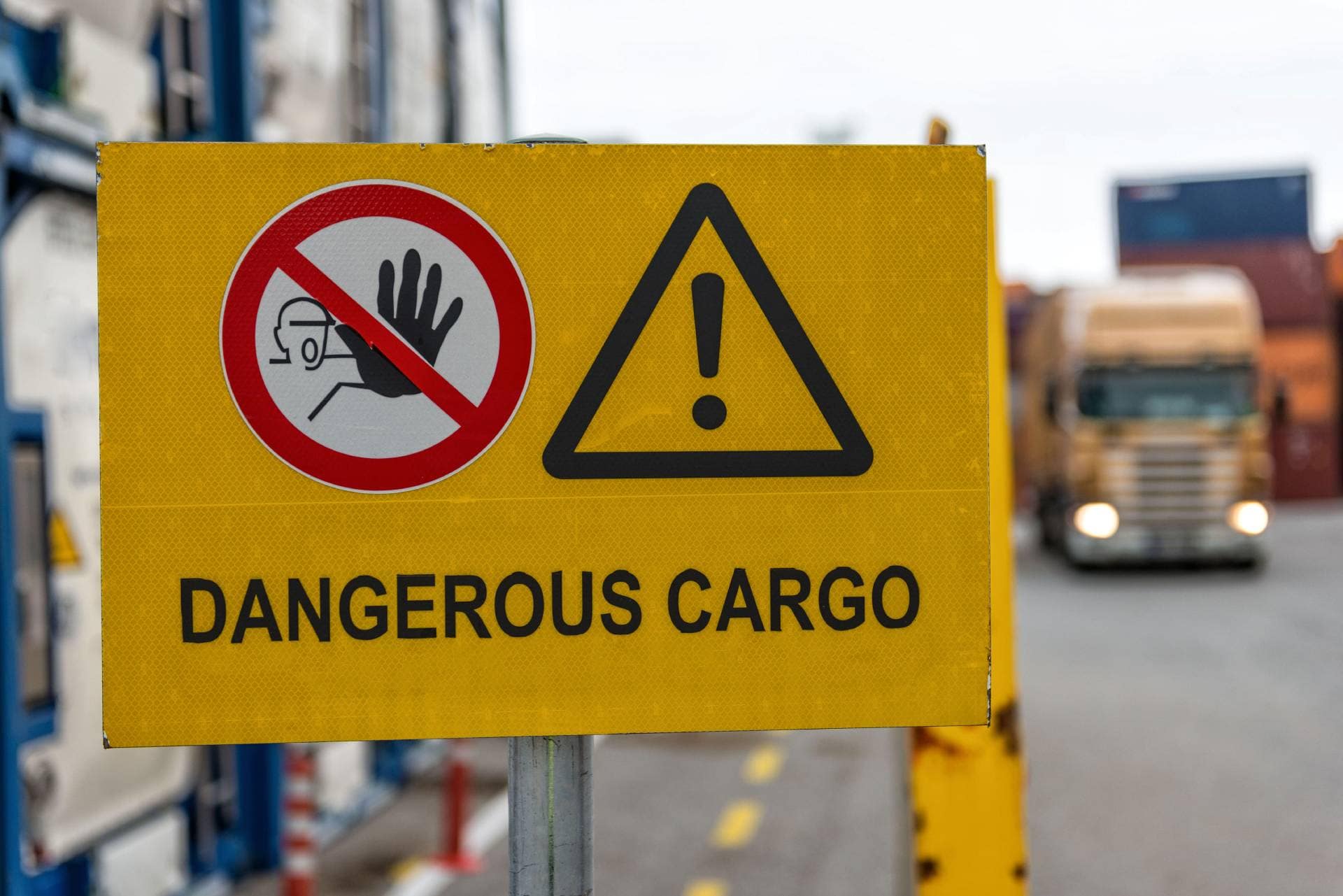 Analisi delle normative e delle pratiche di sicurezza relative al trasporto merci pericolose con veicoli commerciali