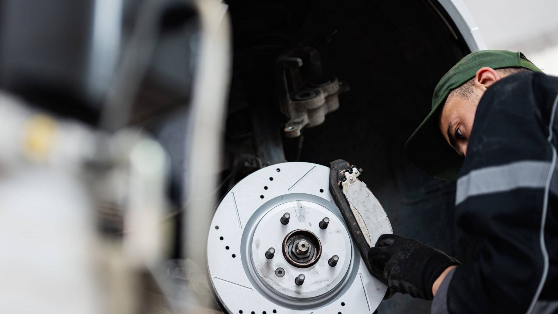 Manutenzione degli impianti frenanti camion: tempi e tecniche
