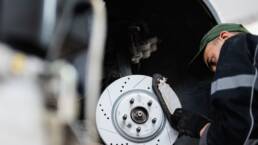 Manutenzione degli impianti frenanti camion: tempi e tecniche